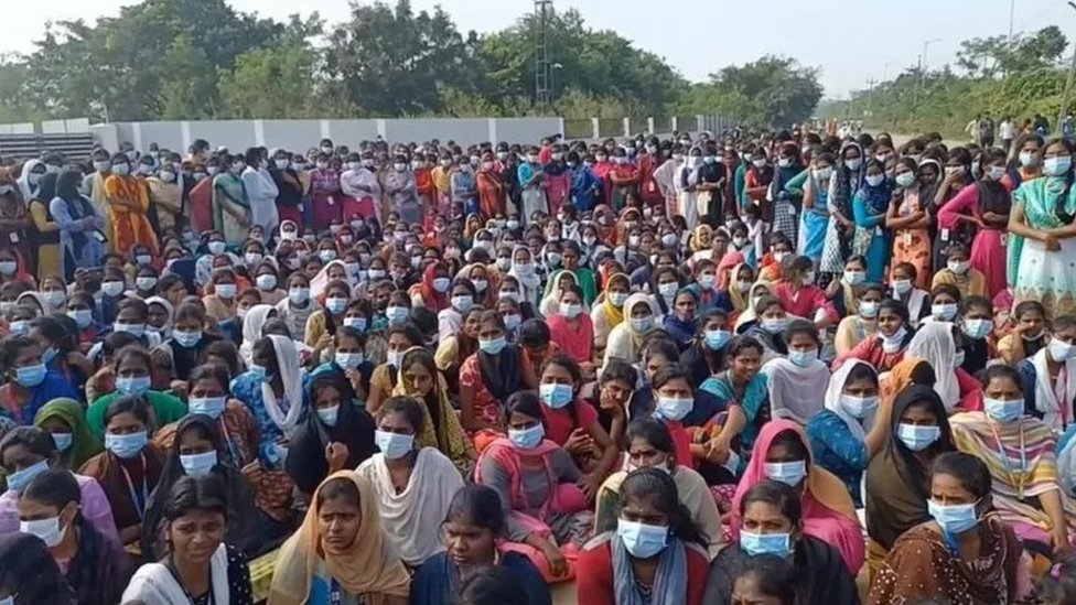 போராட்டத்தில் ஈடுபட்ட பெண்கள்