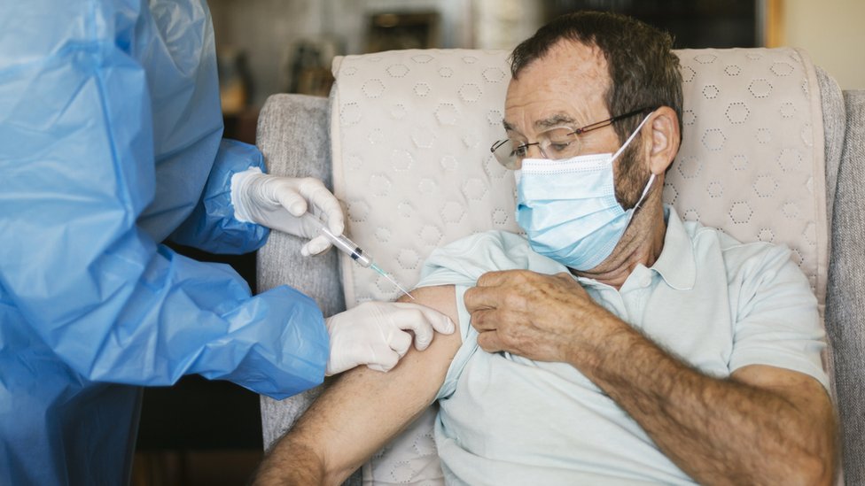 கொரோனா வைரஸ் ஒமிக்ரான் திரிபு: சில நல்ல செய்திகளும் ஓரிரு கெட்ட செய்திகளும்