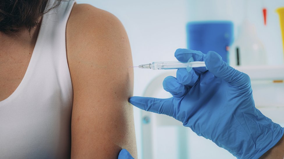 திருமணத்துக்கு சம்மதிக்கவில்லை என இளம்பெண்ணை கொலை செய்த மூன்று திருமணமான நபர்