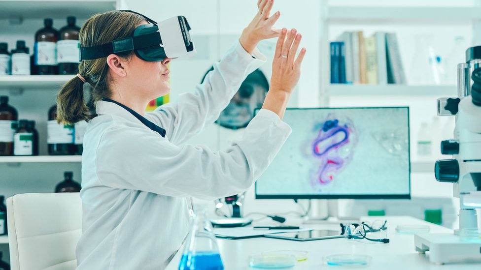 பரிசோதனை கூடத்தில் விர்ச்சுவல் ரியாலிட்டி மூலம் ஆய்வில் ஈடுபடும் ஆராய்ச்சியாளர்