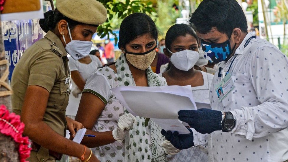 61 வயதில் நீட் தேர்வில் வென்ற ஓய்வு பெற்ற ஆசிரியர்: மருத்துவ படிப்பு மறுக்கப்பட்டது ஏன்?