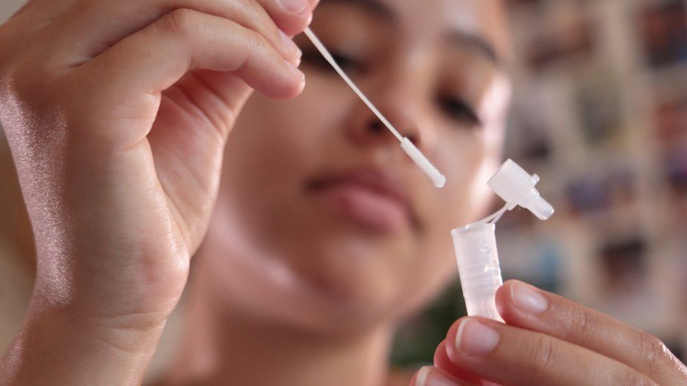 ஒமிக்ரான் திரிபின் அறிகுறிகள் என்ன? காய்ச்சல், இருமல் இருந்தால் கொரோனா என்று பொருளா?