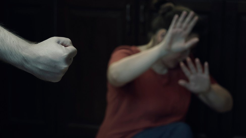 அடித்து துன்புருத்தப்படும் பெண் - மாதிரிப் படம்