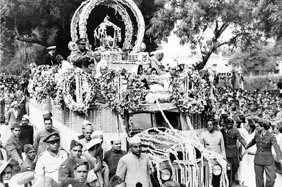 திரிவேணி சங்கமத்துக்கு ஊர்வலமாக கொண்டு செல்லப்படும் காந்தியின் சாம்பல்.