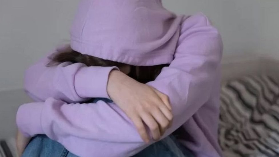 வருத்தத்திலிருக்கும் மாணவி