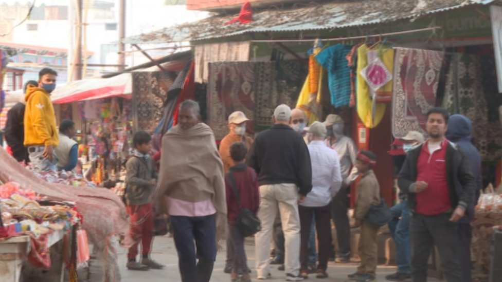 அயோத்தி ராமர் கோயிலில் வழிபடச் செல்லும் மக்கள்