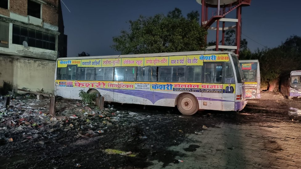 சேதமடைந்த பேருந்துகள்