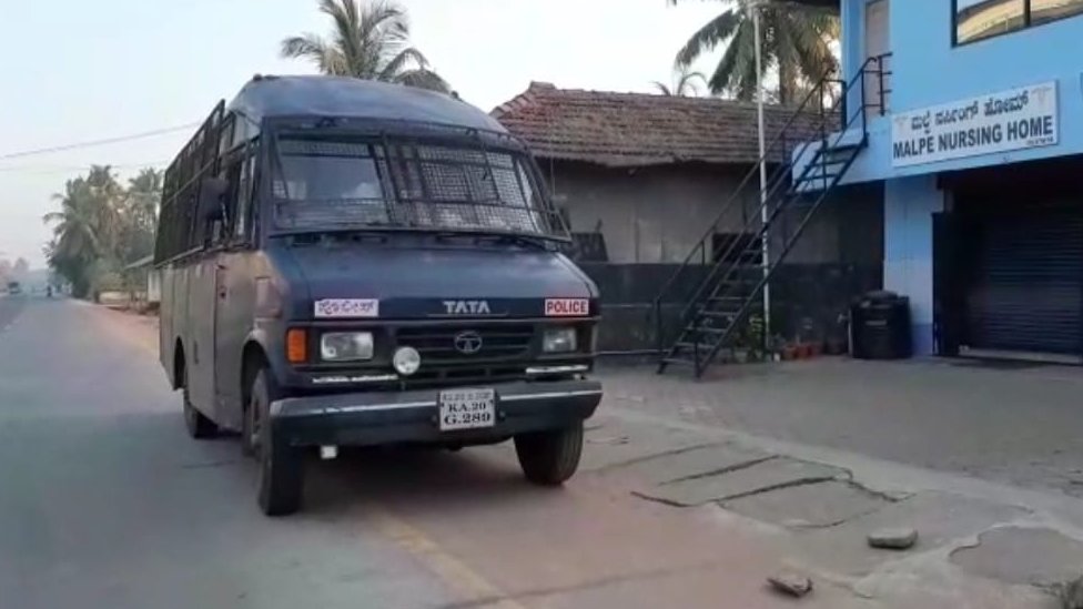 பாதுகாப்பு பணியில் ஈடுபட்டுள்ள காவல்துறை வாகனம்