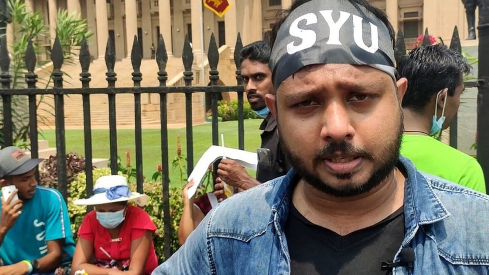 போராடும் இளைஞர்கள்