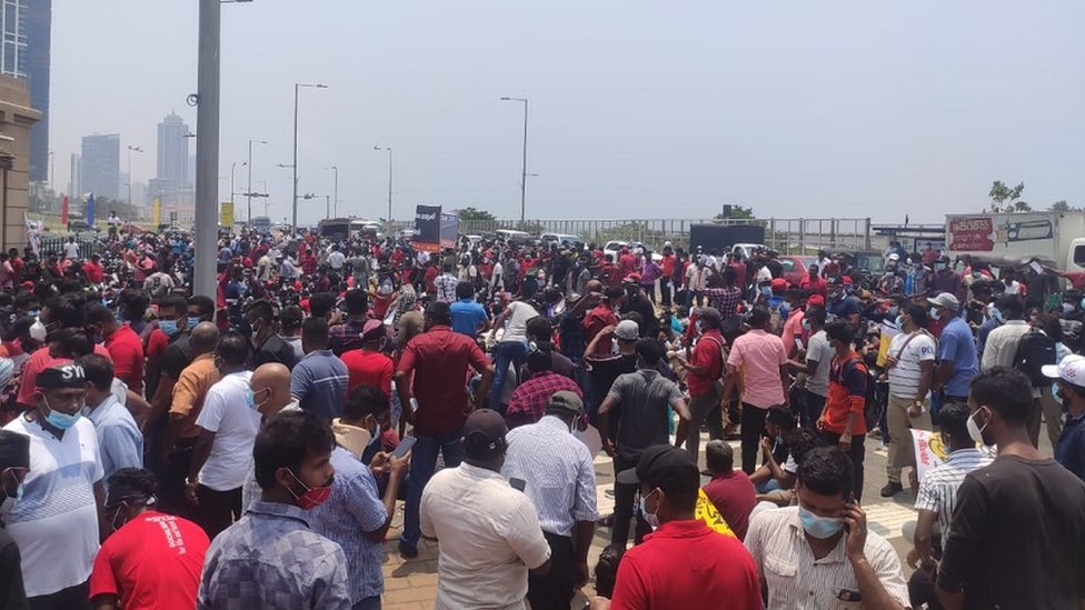 போராடும் இளைஞர்கள்