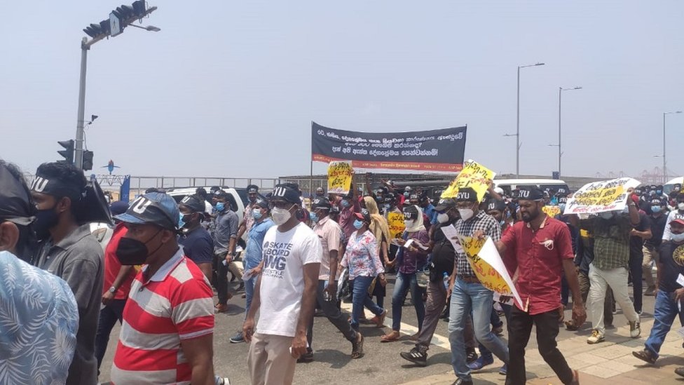 போராடும் இளைஞர்கள்