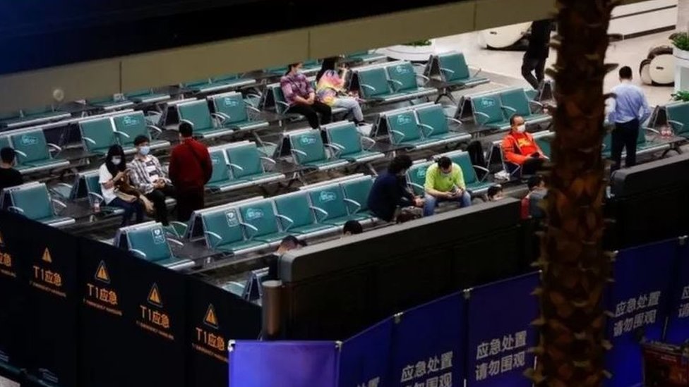 பயணிகள் குறித்த தகவலுக்காக காத்திருக்கும் உறவினர்கள் பயணிகள் குறித்த தகவலுக்காக காத்திருக்கும் உறவினர்கள்