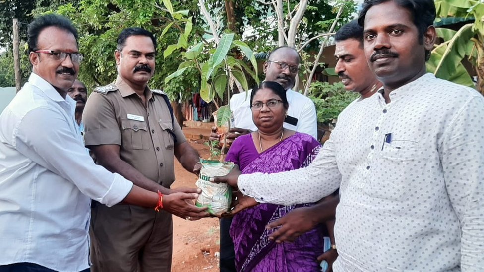 தன்னார்வலர்களிடம் மரக்கன்றுகள்