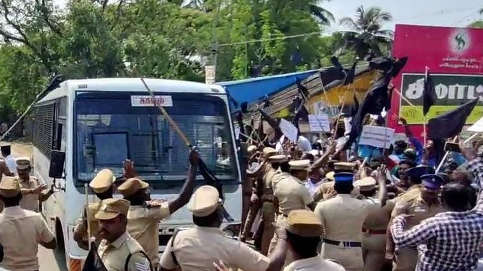 ஆளுநருக்கு எதிராக போராட்டம்
