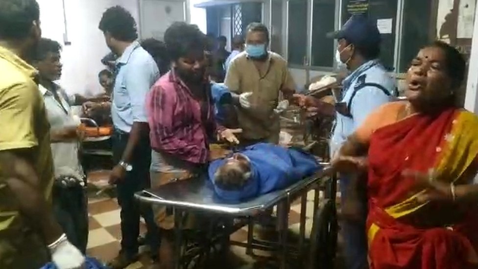 மின்சாரம் தாக்கியதில் இரண்டு சிறுவர்கள் உட்பட 11 பேர் உயிரிழப்பு மின்சாரம் தாக்கியதில் இரண்டு சிறுவர்கள் உட்பட 11 பேர் உயிரிழப்பு