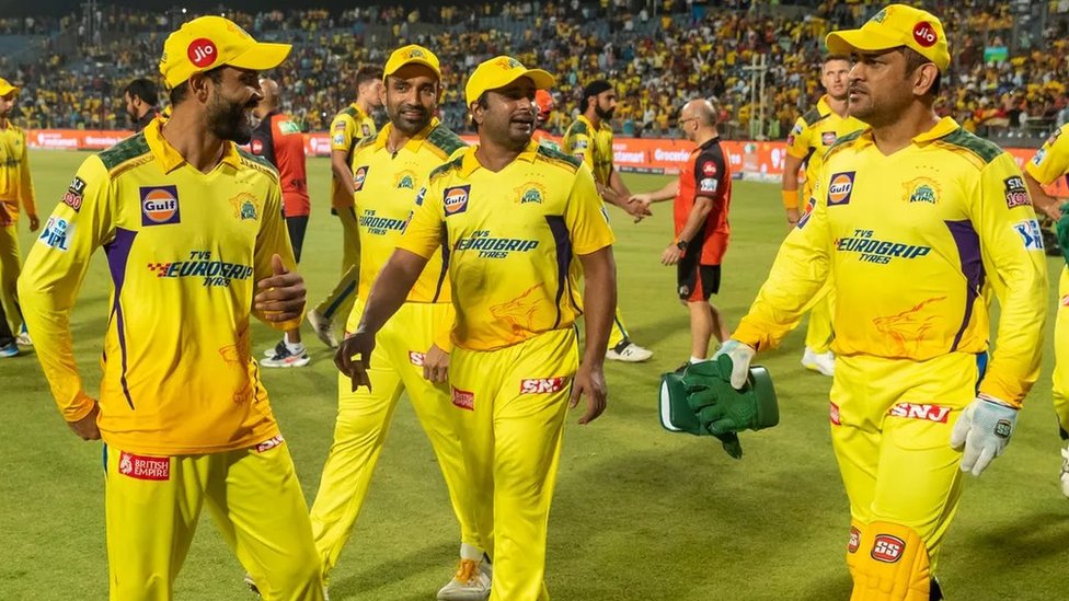 CSK vs SRH மேட்சுக்குப் பிறகு ஜடேஜாவுடன் தோனி.