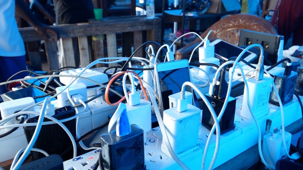 இலங்கை போராட்டக் களத்துக்கு டீசல் இல்லாமல் மின்சாரம் கிடைப்பது எப்படி?