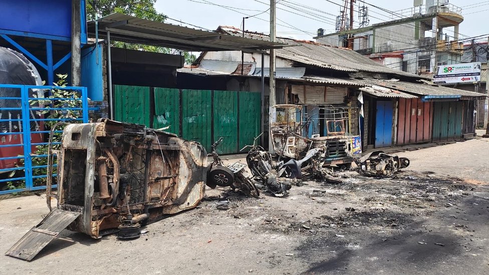 நீர்க் கொழும்பில் எரிக்கப்பட்ட வண்டிகள். நீர்க் கொழும்பில் எரிக்கப்பட்ட வண்டிகள்.