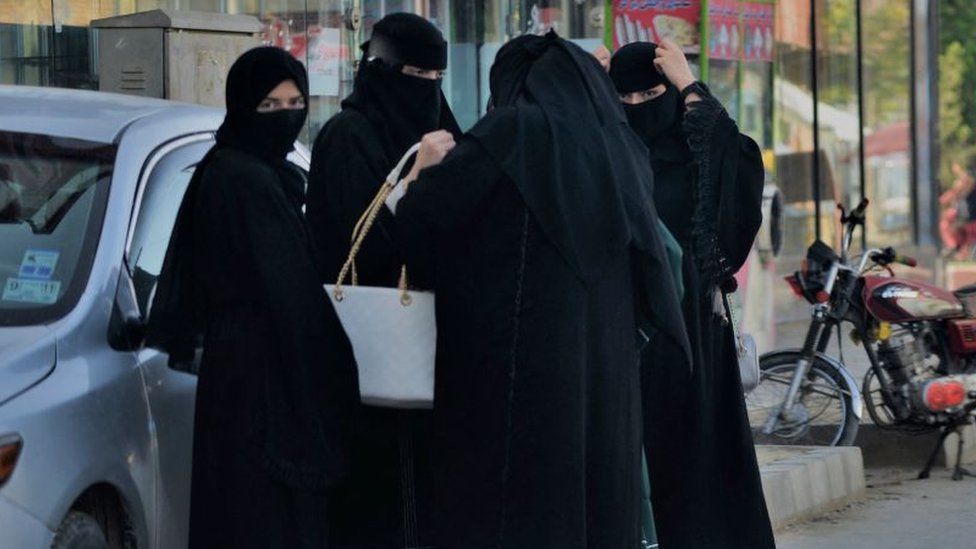 புர்கா அணிந்து நடனமாடிய பெண்கள்