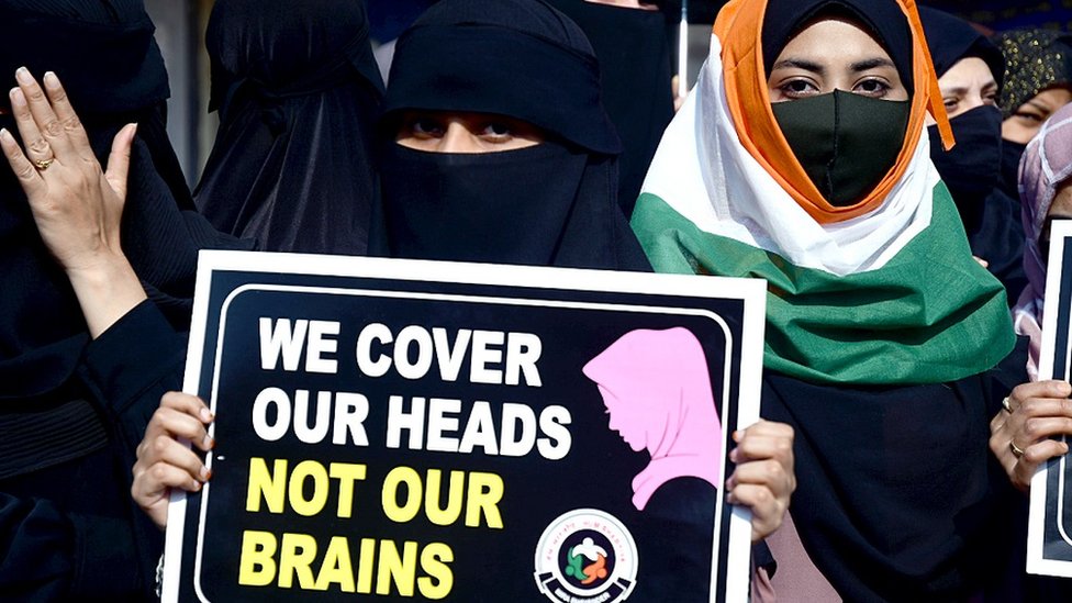 கர்நாடகாவில் தலைதூக்கும் ஹிஜாப் விவகாரம்