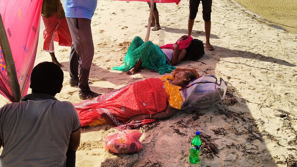 தனுஷ்கோடி கடற்கரை பகுதியில் மயங்கிய நிலையில் இலங்கை வயோதிக தம்பதி தனுஷ்கோடி கடற்கரை பகுதியில் மயங்கிய நிலையில் இலங்கை வயோதிக தம்பதி