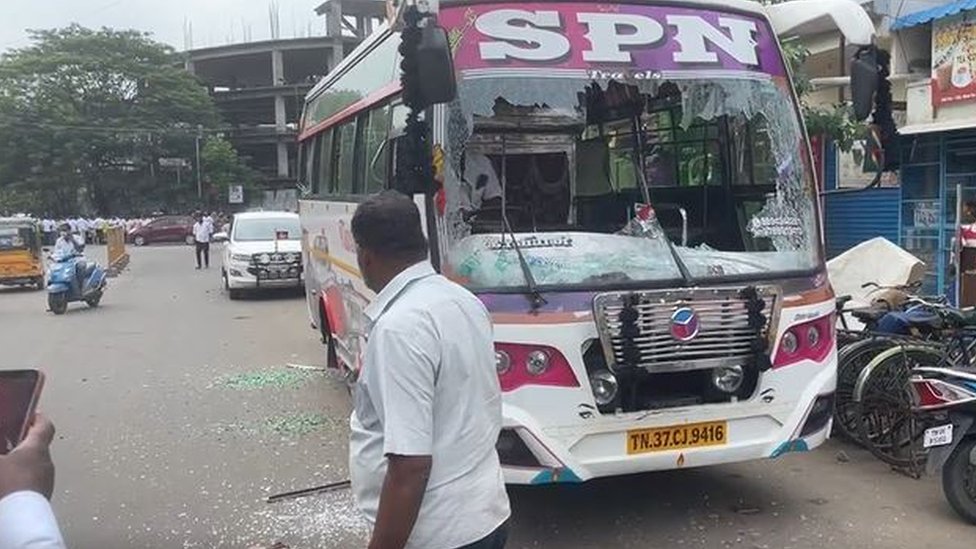 வன்முறையில் பாதிக்கப்பட்ட பேருந்து வன்முறையில் பாதிக்கப்பட்ட பேருந்து