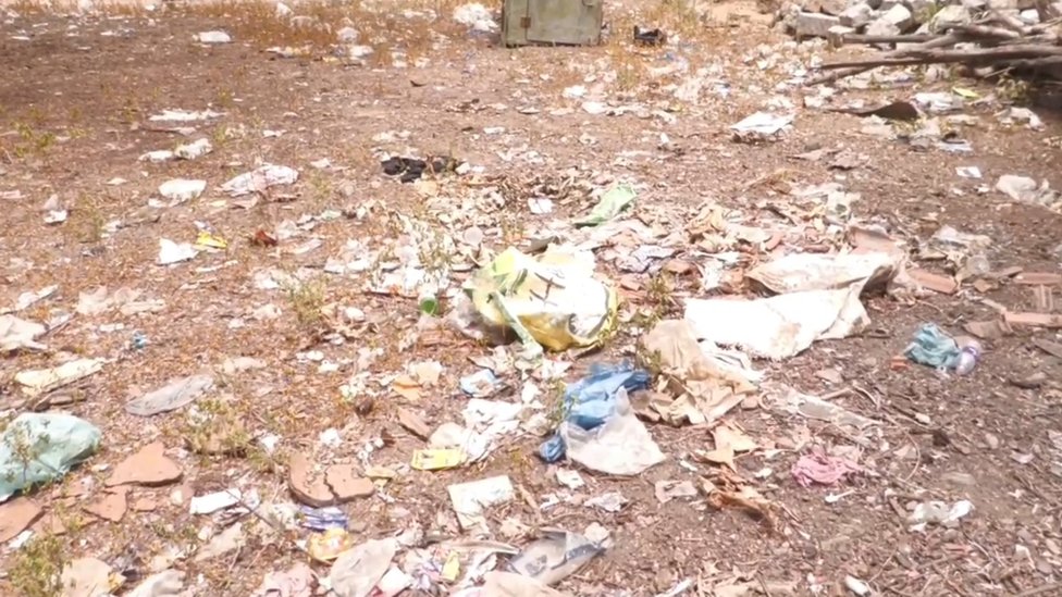 காலணி குடியிருப்பு பகுதி சுகாதாரமற்ற நிலை குப்பை காலணி குடியிருப்பு பகுதி சுகாதாரமற்ற நிலை குப்பை