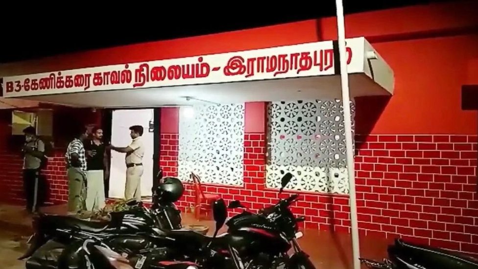 போலீஸ் நிலையம்.