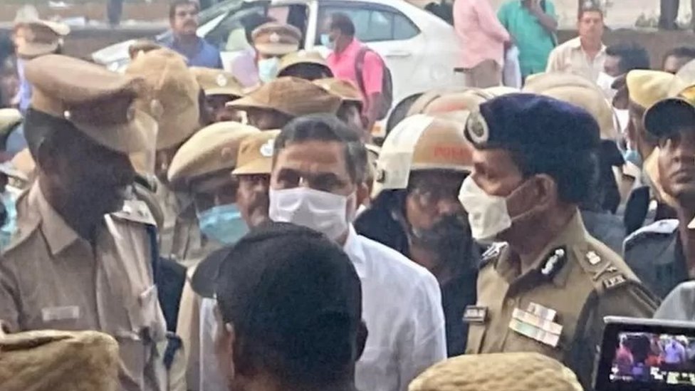 வன்முறை நடந்த பள்ளி வளாகத்தை பார்வையிட்டு அதிகாரிகளிடம் விவரங்களைக் கேட்டறியும் தமிழ்நாடு டிஜிபி சைலேந்திர பாபு மற்றும் உள்துறை செயலாளர் பணீந்திர ரெட்டி