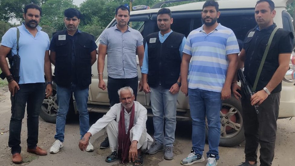 கைது செய்யப்பட்ட பிறகு போலீசாருடன் ஓம் பிரகாஷ்