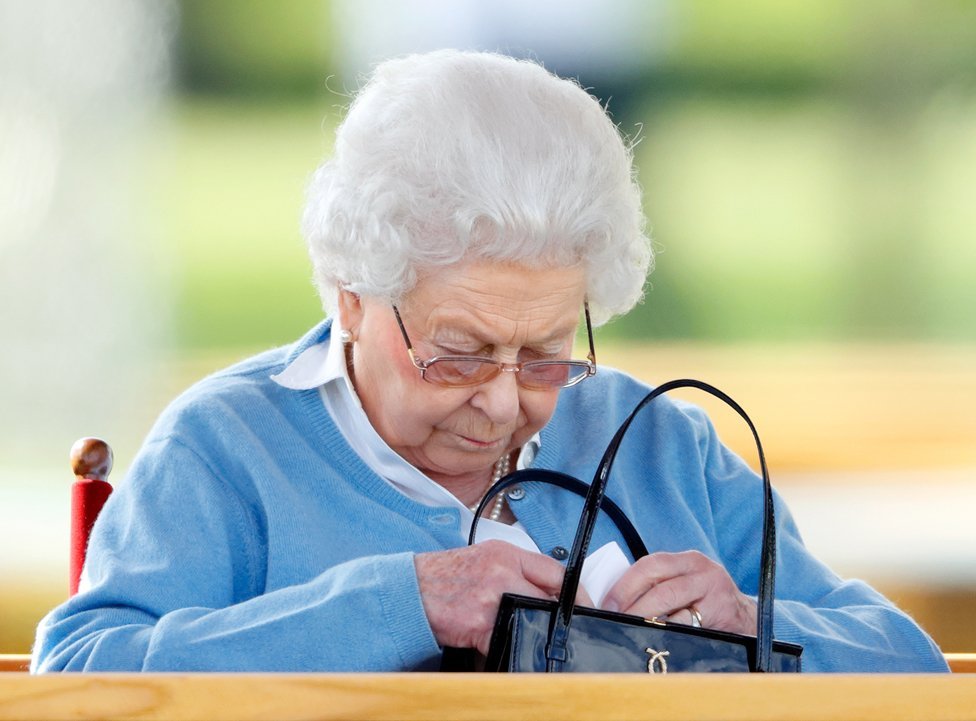 எடின்பர்க் டியூக் ஓய்வு பெற்ற பிறகு, ராணி தனது பொதுப் பணிகளைத் தொடர்ந்தார். ராணி தனது குதிரை ஸ்பார்க்லர் 2018இல் ராயல் வின்ட்சர் குதிரை கண்காட்சியில் போட்டியிட்டதைப் பார்த்தார்