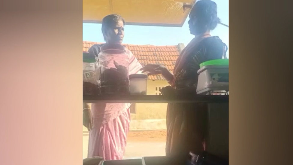 கடைக்கு வரும் பெண்களிடம் அப்பகுதியினருடன் தீண்டாமையை கடைபிடிக்க வலியுறுத்துகிறார்.