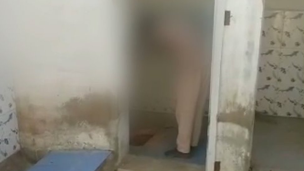 பர்கூர் அரசு பள்ளி கழிவறை