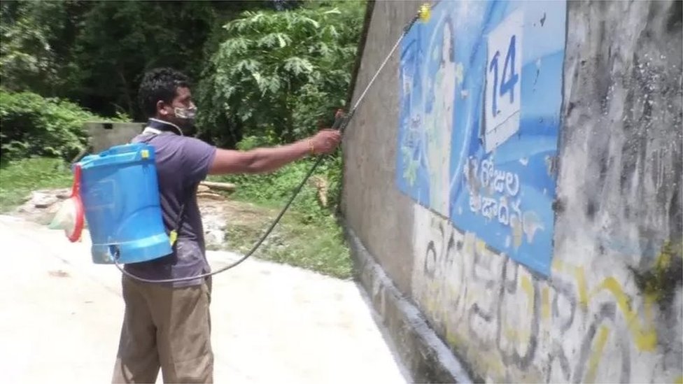 கிராமத்தை தாக்கும் சிவப்பு எறும்பு படை