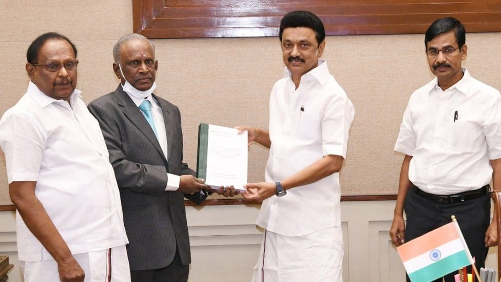 அறிக்கையை முதல்வரிடம் சமர்ப்பித்த நீதிபதி ஆறுமுகசாமி