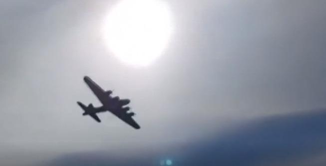 இரண்டாம் உலகப்போர் காலகட்ட விமானங்கள் மோதி விபத்து