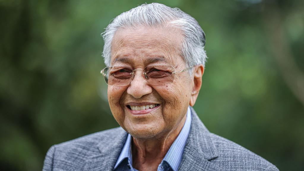 Malaysia faces hung parliament- ex PM Mahathir faces first election defeat