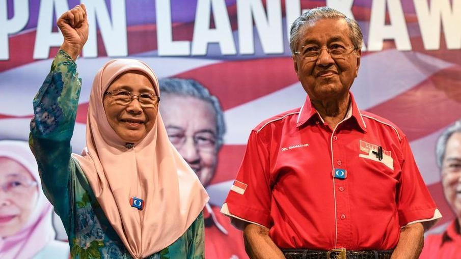 அன்வர் இப்ராஹிமின் மனைவியுடன் மகாதீர் முகமது