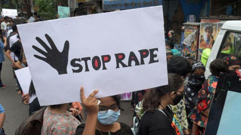 காஞ்சிபுரத்தில் ஆண் நண்பர் கண்ணெதிரே கல்லூரிமாணவி கூட்டு பாலியல்வன்புணர்வு செய்யப்பட்டதாக குற்றச்சாட்டு காஞ்சிபுரத்தில் ஆண் நண்பர் கண்ணெதிரே கல்லூரிமாணவி கூட்டு பாலியல்வன்புணர்வு செய்யப்பட்டதாக குற்றச்சாட்டு