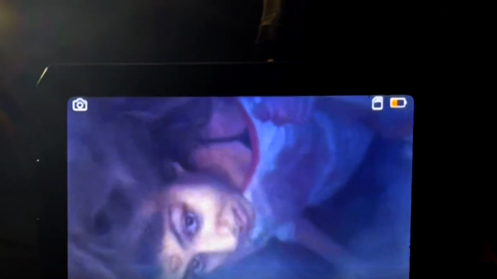 மீட்புப் பணியாளர்கள் கேமிராவை கொண்டு இந்தப் பெண் உயிரோடு இருப்பதை கண்டுபிடித்தனர்.