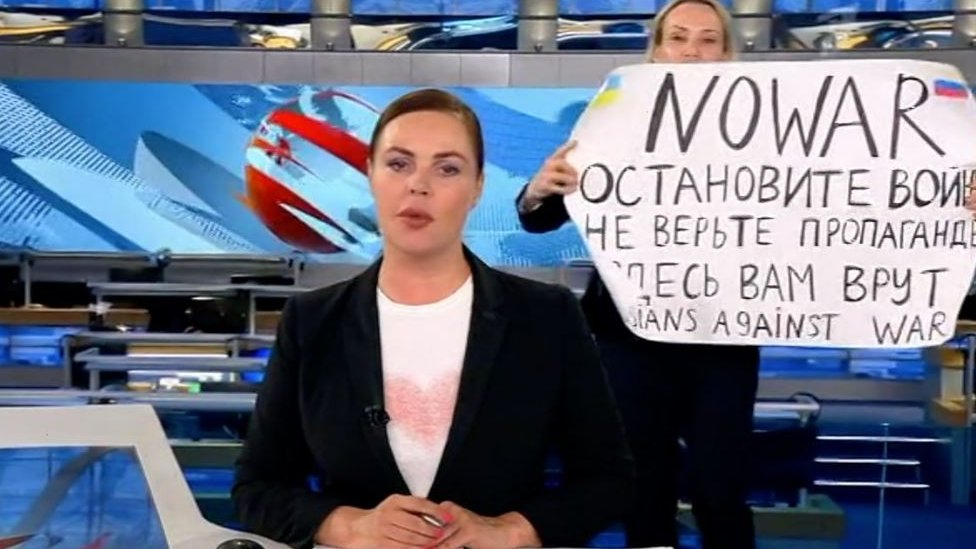 பதாகையுடன் மரினா